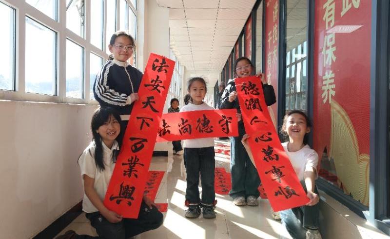 墨香氤氳傳法意 貴州盤州司法送上特色“法治年貨”