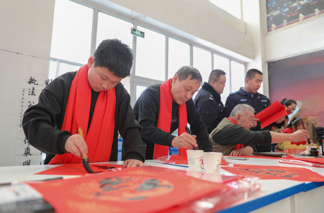 新疆巴楚公安開展書法名家進(jìn)警營活動(dòng)