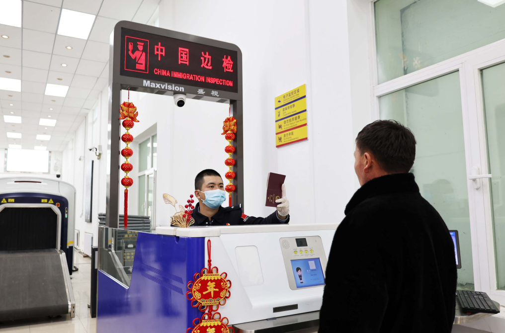 新疆都拉塔邊檢站民警：口岸新景連絲路 邊關(guān)扎根即故鄉(xiāng)